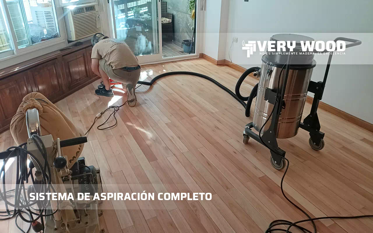 Profesional trabajando con cero polvo, gracias al equipo de aspiración completo del Sistema Renovo.