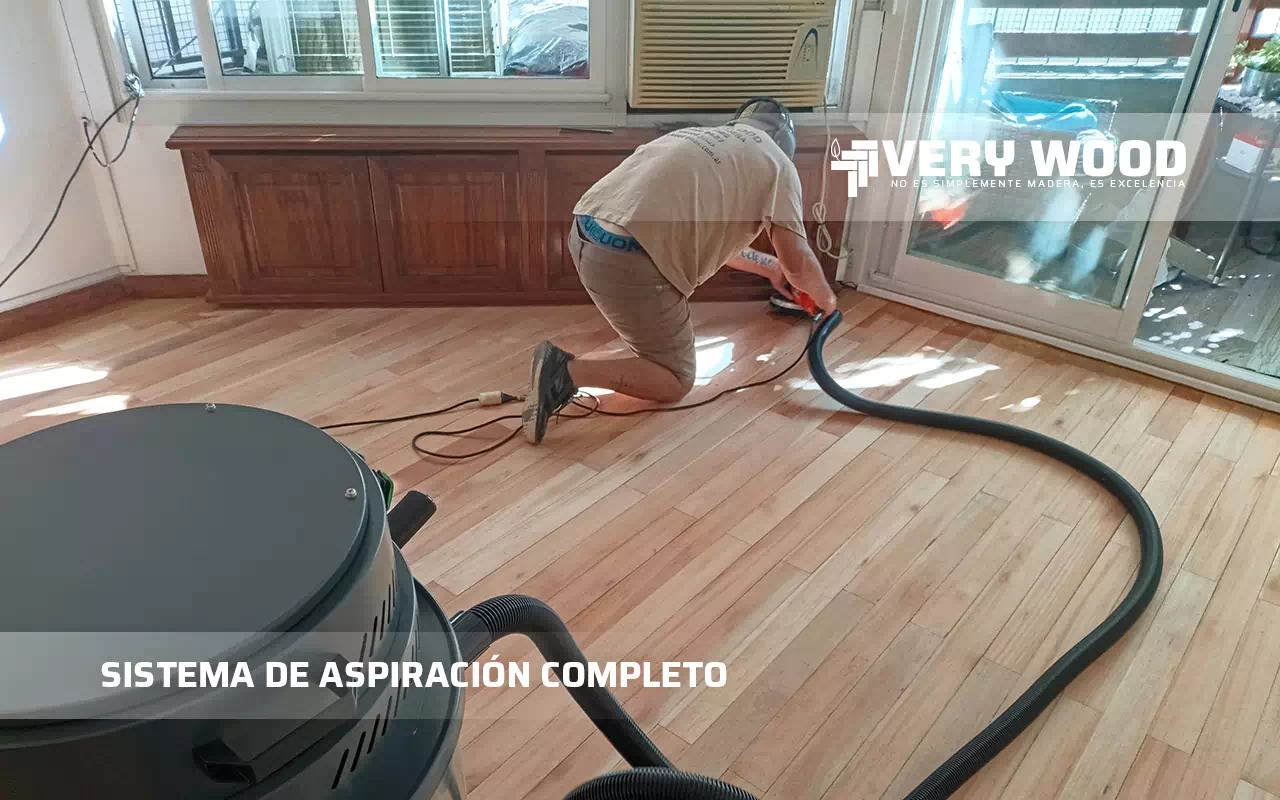 Profesional trabajando con cero polvo, gracias al equipo de aspiración completo del Sistema Renovo.